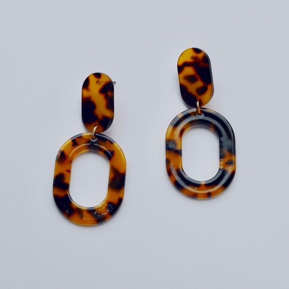 Jewelry - Oval Pendant Tortoise Resin Hoop Earrings